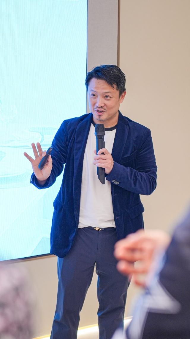 Speaker taking audience questions